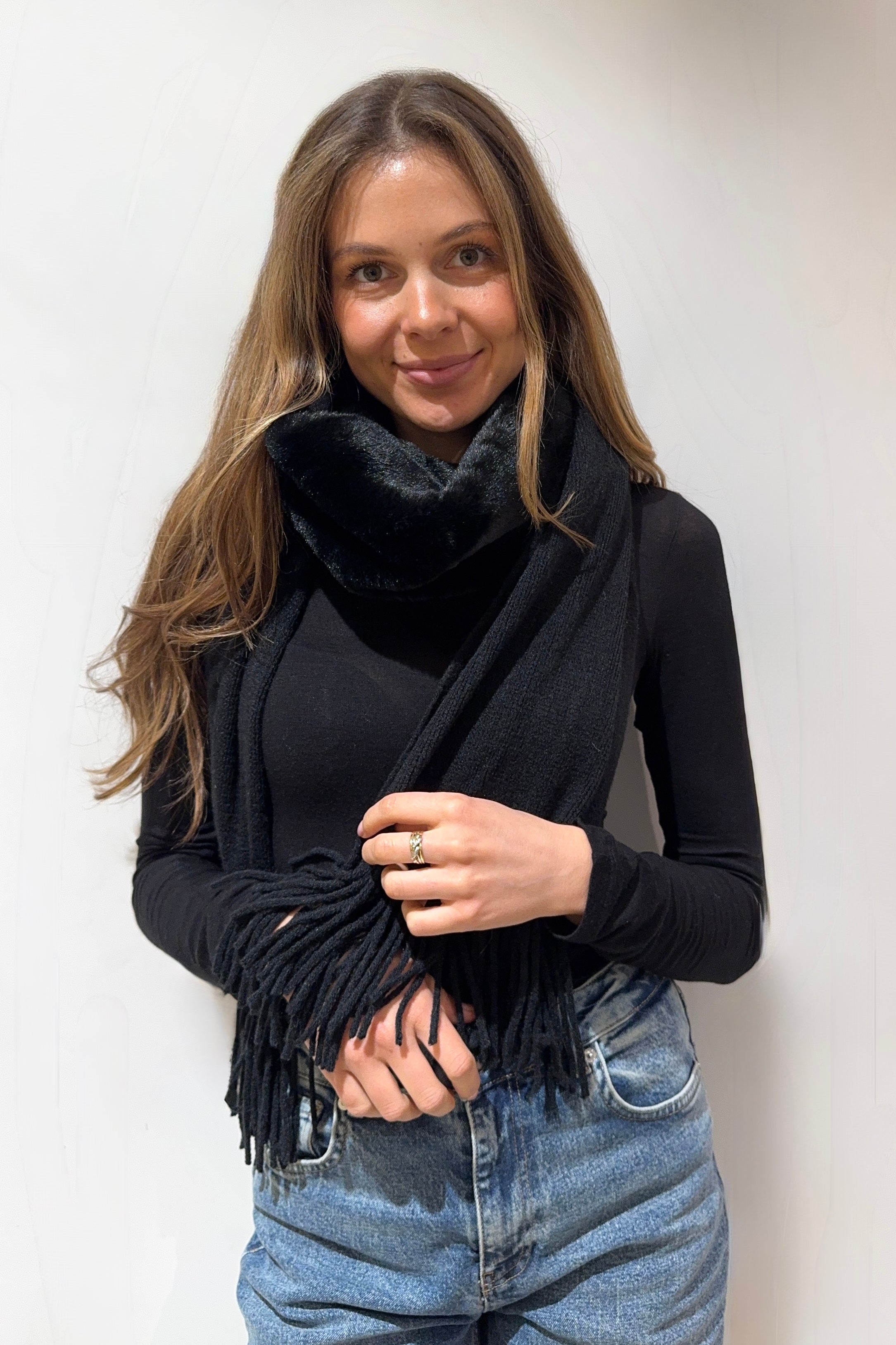 SCARF FAUX FUR DETAIL