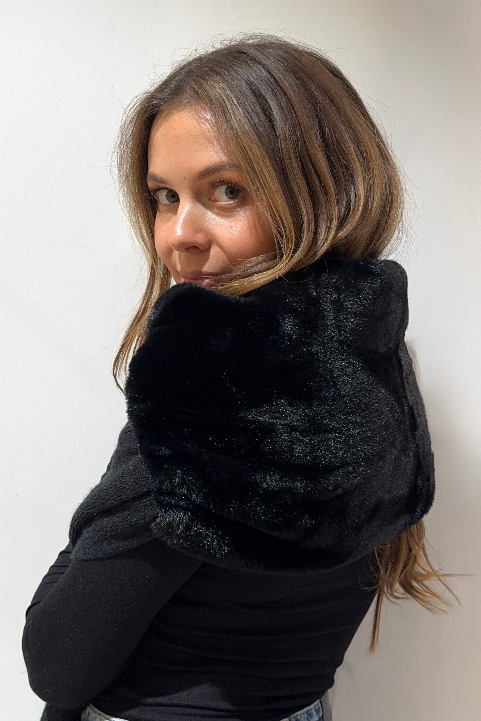 SCARF FAUX FUR DETAIL